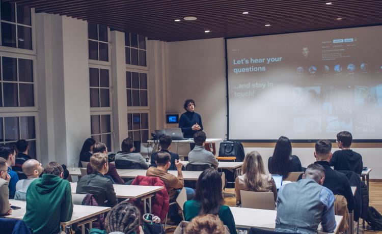 Franciszek Gregoriew opowiadający o fundamentach budowy strategii marketingowych